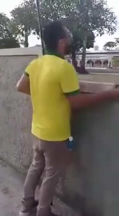 Que gente estranha cara...