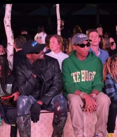 Ye and Pharrel vibing to &bdquo;Deja vu&ldquo; sample, as the goated producers they are 🐐