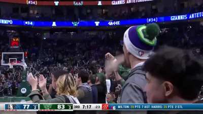 [Highlight] Giannis only needs 2 dribbles to stretch for the dunk
