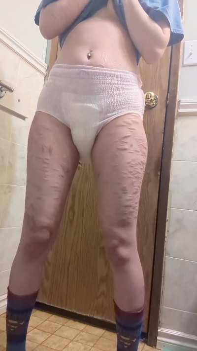 it's so fun to watch my diaper swell up!!! (⁠ ⁠ꈍ⁠ᴗ⁠ꈍ⁠)