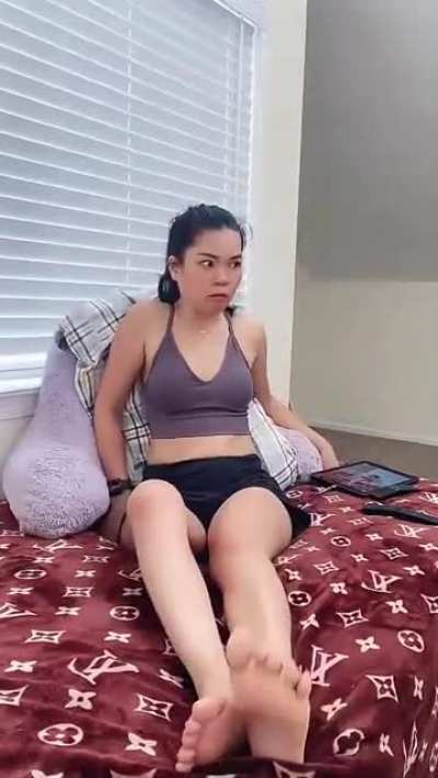 Shea&rsquo;s Asian feet on live