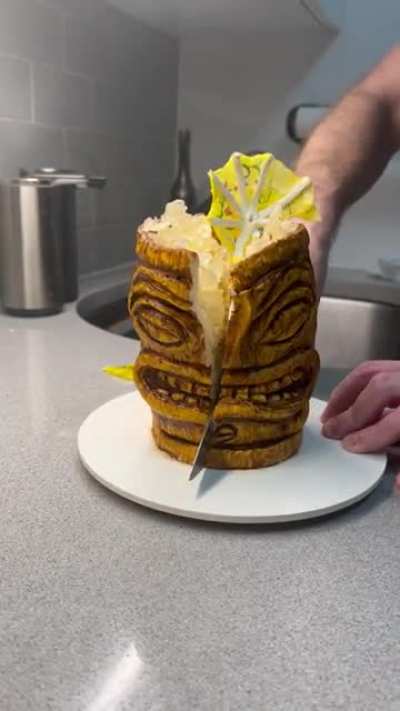 I made a tiki themed cake for hubby&rsquo;s birthday. 🗿 It&rsquo;s a coconut rum cake filled with coconut rum Swiss meringue buttercream, sculpted in modeling chocolate and topped with isomalt &ldquo;crushed ice&rdquo; and a wafer paper umbrella. 🥰