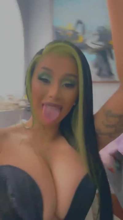 XXL CLEAVAGE