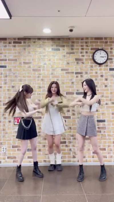 [230327] Bora, Jiwon &amp;amp; Jiyoon (Ichillin') IG update: #POW_challenge