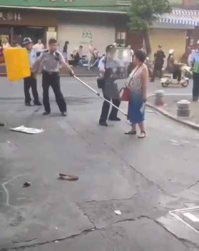 The difference between Chinese and Western policing. In the US, this woman would&rsquo;ve no doubt been shot dead