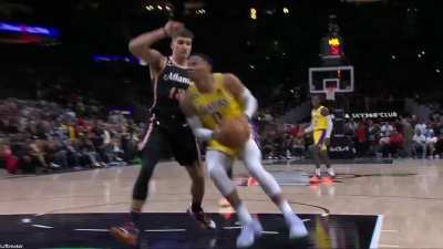 [Highlight] An upset Dejounte Murray rejects Lebron James pat of peace after being trampled by Westbrook