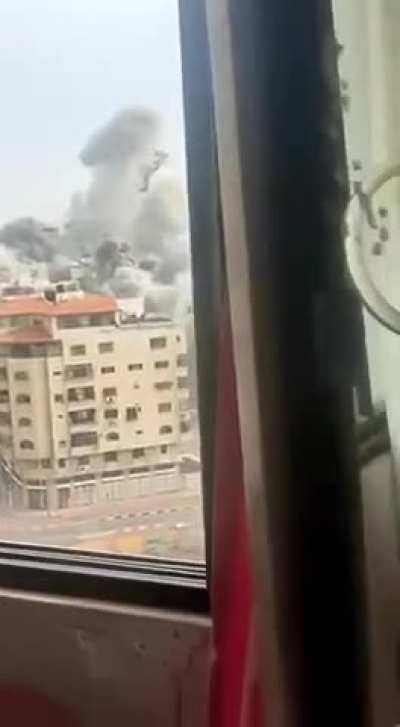 Airstrike near the Islamic University in Gaza (09/10/2023)