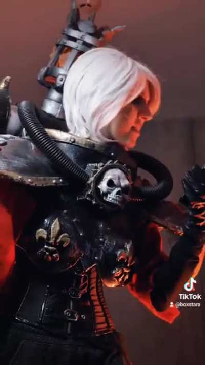 Sister of Battle is here to keep you safe from heresy 🙏 (Both cosplays by Me @boxstara)