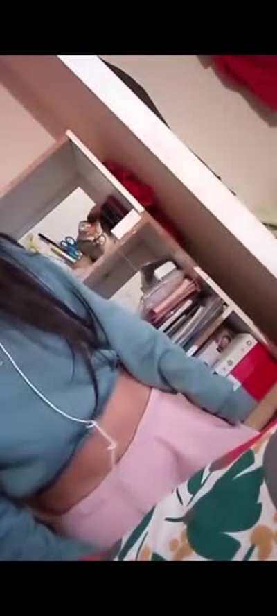 she can't hide her belly button
