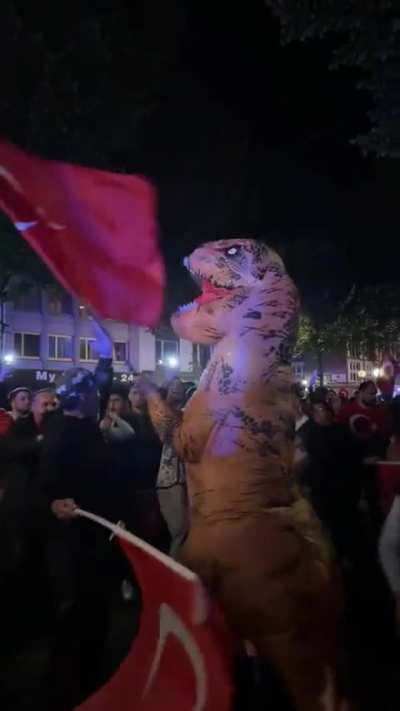 Çılgın dinozor Türklerı çoşturuyor