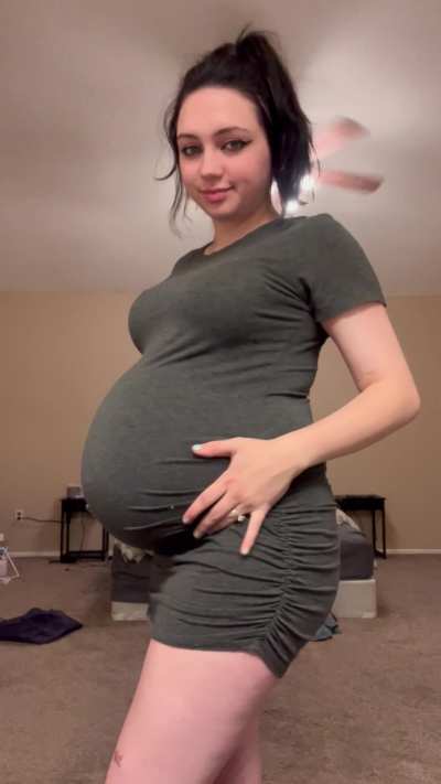 Went out with friends tonight&hellip;like my outfit?🤰🏻🖤😜