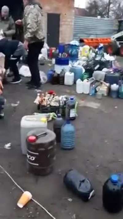 Ukrainian Making obstacles to immobilized vehicles (tanks, transport etc) and homemade incendiary bombs..