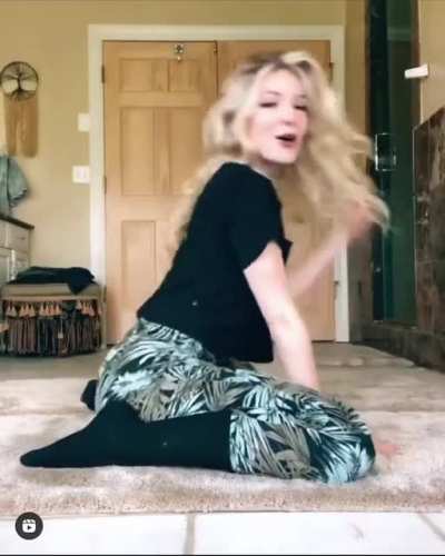 Blondie can move