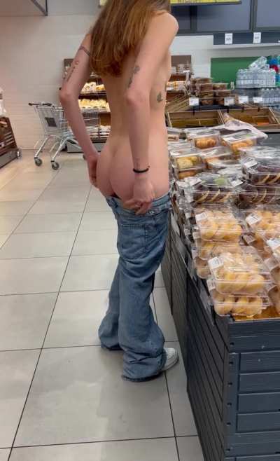 we&rsquo;re alone in the supermarket&hellip;what do you do?