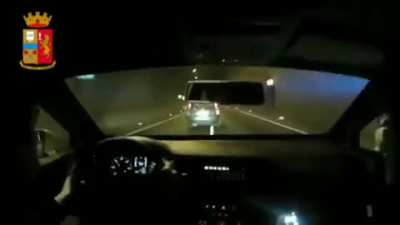 Pursuit of the Italian Police. The criminal is very good at driving...
