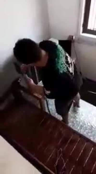 Quando eu tento ajudar minha m&atilde;e na limpeza de casa