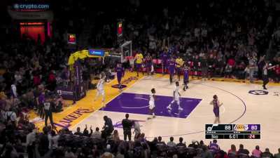 [Highlight] Lebron slams one down in transition as Lakers go on a 11-3 run