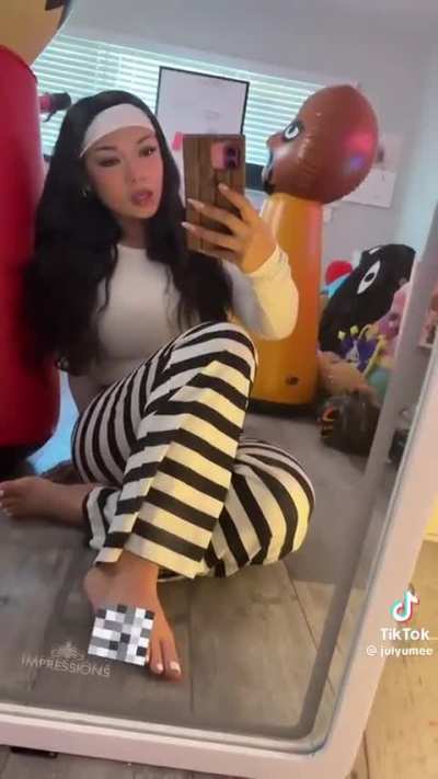 Mari feet