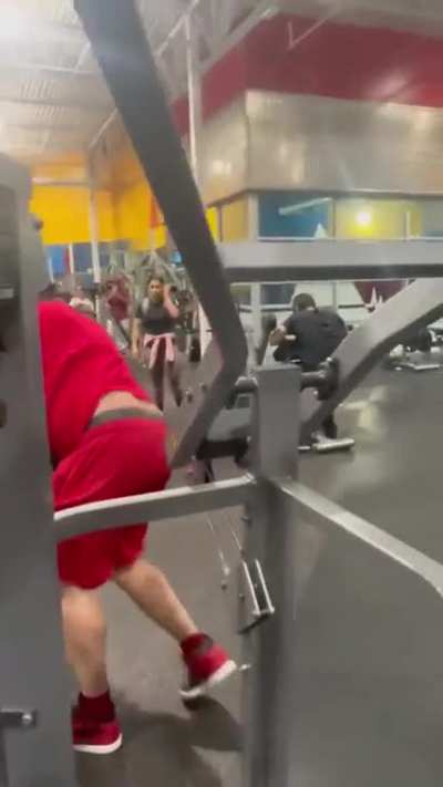 Red shirt vs White shirt: Gym edition