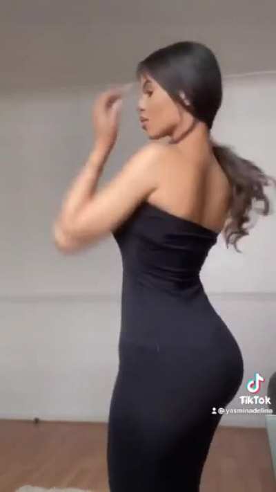 Looking sexy in that dress 🤩🤩