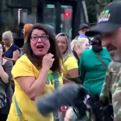 Esse video &eacute; MT engra&ccedil;ado kkk , bolsominion &eacute; muito doido mesmo , zuaram a mulher pq ela estava com 2 mascaras (e tudo grupo de risco ainda por cima) , oq o bolsonarismo n&atilde;o faz com essa gente , deixaram de ser humanos , e viraram LOUCOS