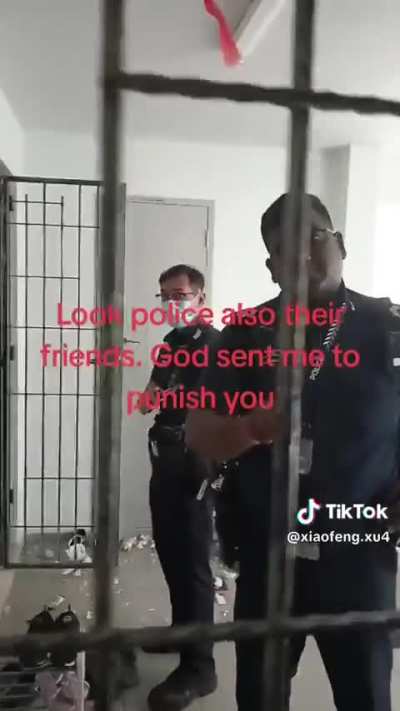 Racist lady rejects Singapore Police Force Malay &amp;amp; Indian police officers as "stupid". Demands a Chinese police officer attend to her matter