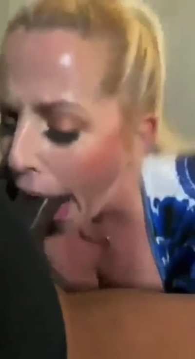 Mom of two hasn't forgotten how to throat big cocks &eth;&eth;