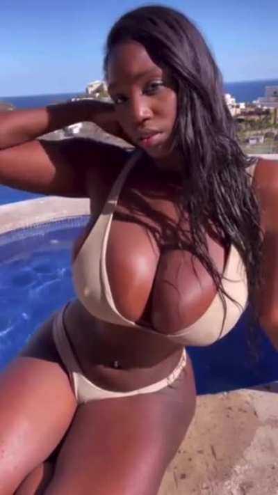 @_ellietheempress_