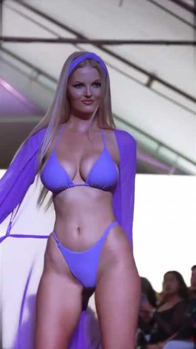 @ronaldwayne_: @ziennasonne / @hotmiamistyles #fllfashionweek #fashionshows