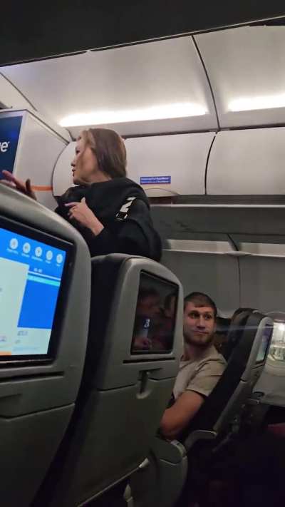 Woman wants to get off flight right before takeoff