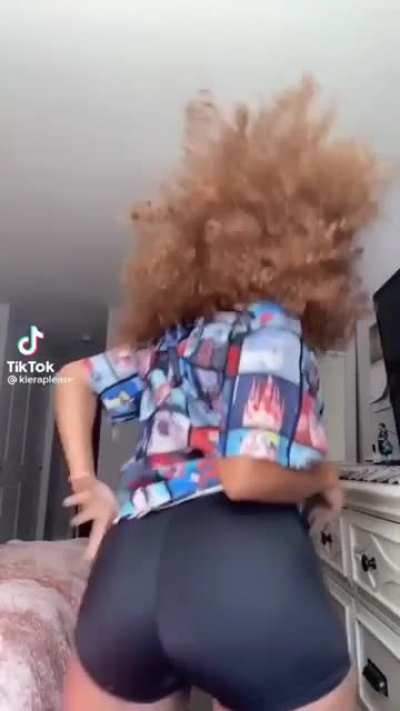 looks kinda heavy, i think she needs help 🍑