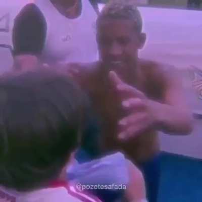 Rever&ecirc;ncias ao MC poze fazendo poze