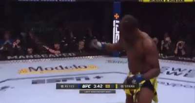Superman KO&rsquo;s Reyes.