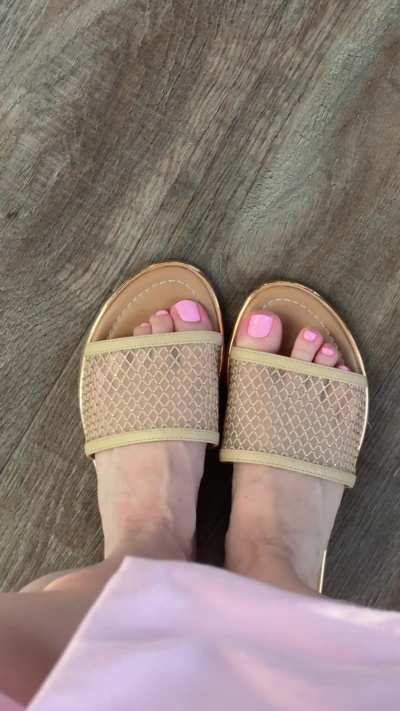 The perfect gold summer sandals on my cute feet