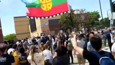 Bandera Mapuche avistada en una protesta fuera de una comisar&iacute;a en Minneapolis