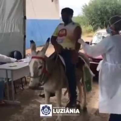 Jo&atilde;o de Abreu received the vaccine mounted on a donkey in a drive-thru