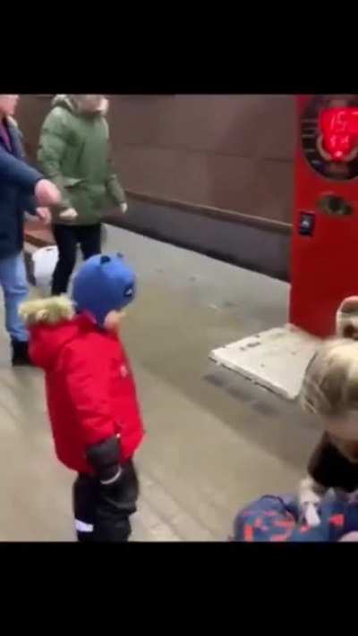 А все говорят, что бесконтактного боя не существует.