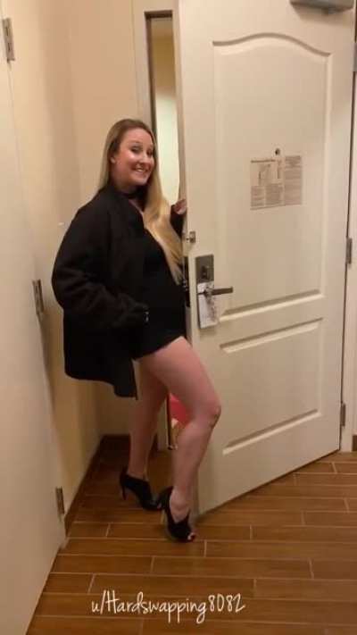 When you think the husband is taking pics but it&rsquo;s actually a video😆 MILF heading out on the town!!😈 [F37]