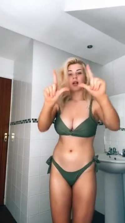 Bathroom Bikini Dance 👙🛁