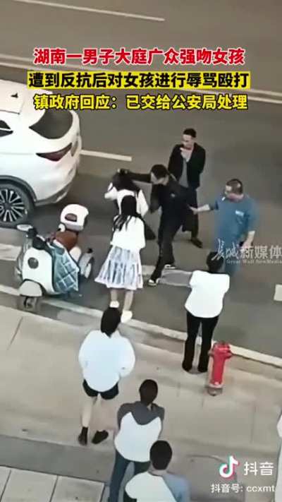 April 8th, in ShaoYang (HuNan), a man beat up a girl after sexual harassment attempt