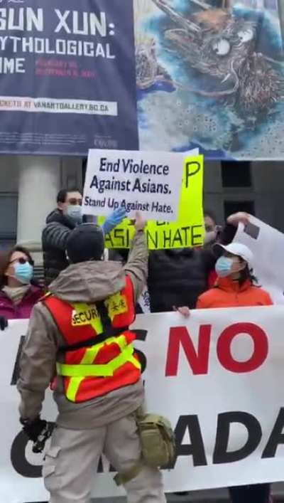 Still relevant today especially for what happened in London's Chinatown. Dated back in March 28 2021, one brave fellow held up a sign to hold CCP accountable for the spread of the virus. Then one of the so called "Stop Asian Hate" helper came to block sig