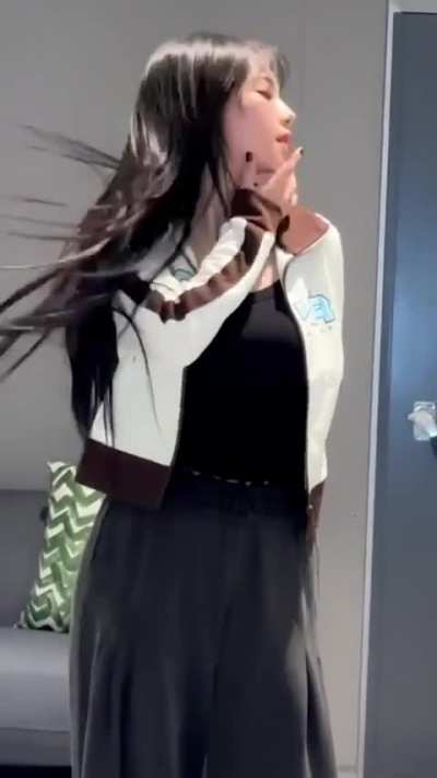 Karina’s tight body and fat tits are begging to be fucked roughly 🥵🥵