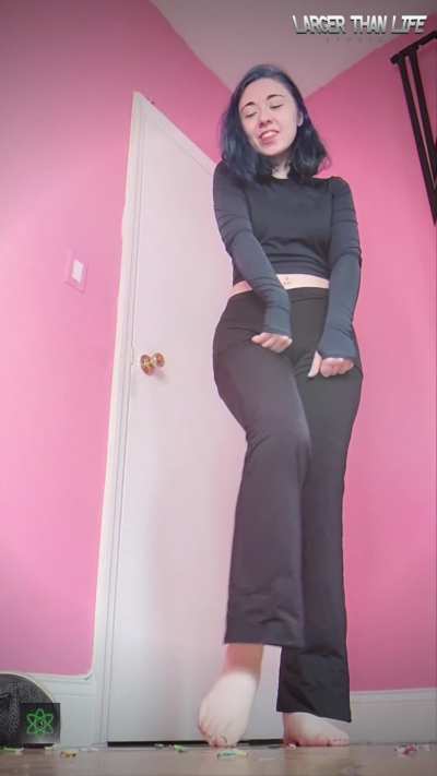 Wanna get crushed under Alice&rsquo;s giantess feet? 🤯