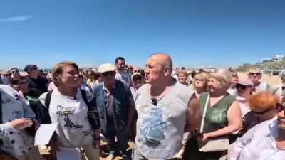 Мазутный апокалипсис Анапы. После крушения танкеров "Волгонефть-212" в море вылилось около 4 000 тонн мазута. Более 50 километров побережья превратились в чёрную зону отчуждения. Животный мир погибает. И что же делает Москва? Ничего. 
Очистка только на бу
