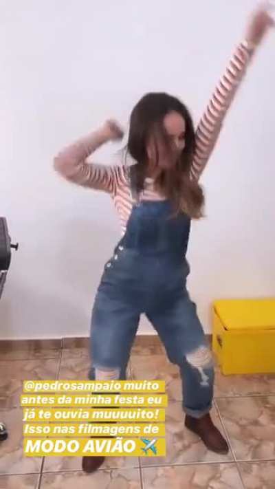 Larissa dan&ccedil;ando e rebolando no set de modo avi&atilde;o