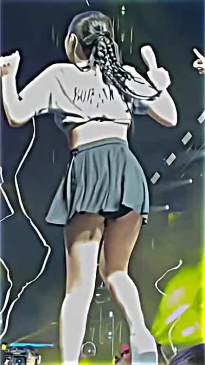 Bouncy cheeks of jennie