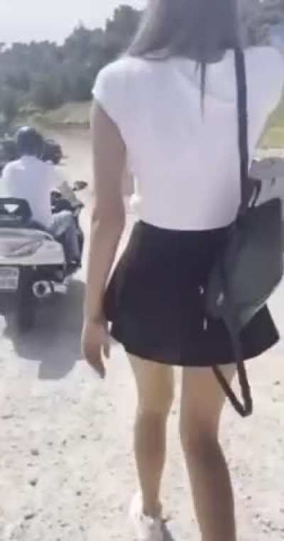 Fun fact: i love wearing no panties under my skirt and my ass being plugged in public
