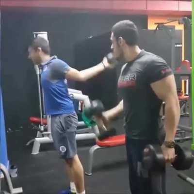 This guy took biceps workout to whole new level