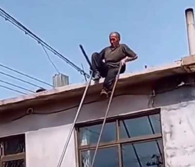 This is what you could do to get down from the roof when you don&rsquo;t have a ladder