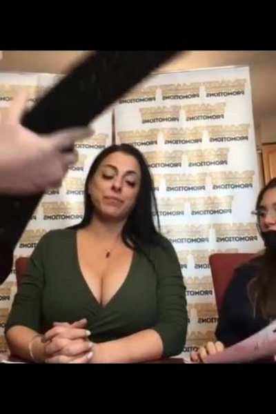 Dawn Marie Makes 1st Signing Appearance in 10 Years - Fan Asks If She Would Go Into WWE Hall Of Fame If WWE Asked (Video)